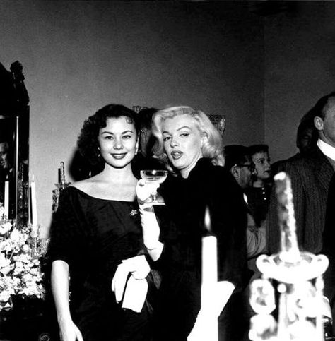 Marilyn Monroe Photography, Young Marilyn Monroe, Mitzi Gaynor, Becoming An Actress, Serge Gainsbourg, Marilyn Monroe Photos, Norma Jean, Norma Jeane, Blonde Bombshell