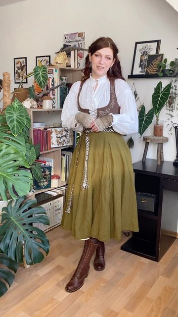 aestlein on Instagram: "[ad] 🌿 NP: Vermilia - Marras Get ready with me - folkcore edition. ✨ I love wearing pieces of my reenactment kit in everyday life. I developed a deep love for linen and wool garments through early medieval reenactment and I can't stop wearing it. Why not incorporating the pieces in my wardrobe as well? Here I'm wearing a belt which was handmade by a friend following a baltic pattern from early medieval times. 🌿 Outfit details: • blouse: @voriagh • dress: @voriagh [gi Medieval Herbalist Outfit, Apothecary Outfit Medieval, Hobbit Apron, Casual Hobbit Outfit, Medieval Times Outfit, Hobbit Outfit Female, Hobbit Inspired Outfits, Hobbitcore Outfits, Baltic Pattern