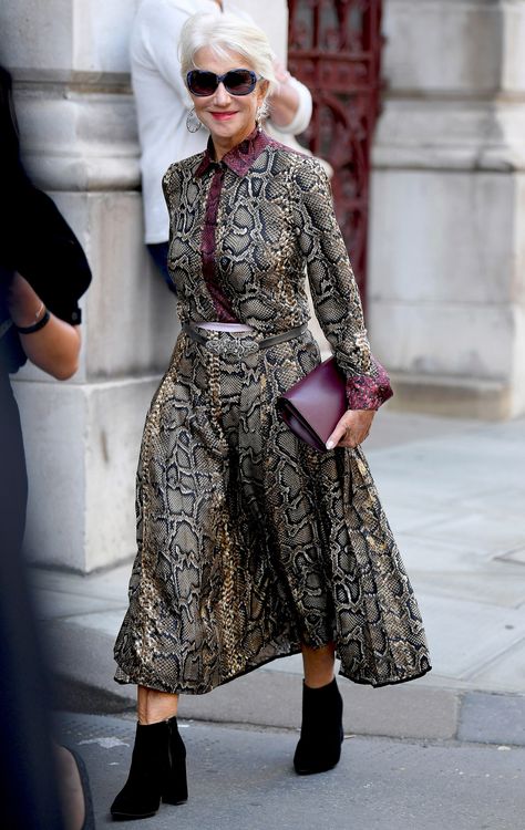 Helen Mirren Fashion Style, Helen Mirren Street Style, Helen Mirren Outfits, Hellen Mirren Style, Hourglass Street Style, Stylish Seniors, Helen Mirren Style, Grey Hair Looks, 70 Fashion