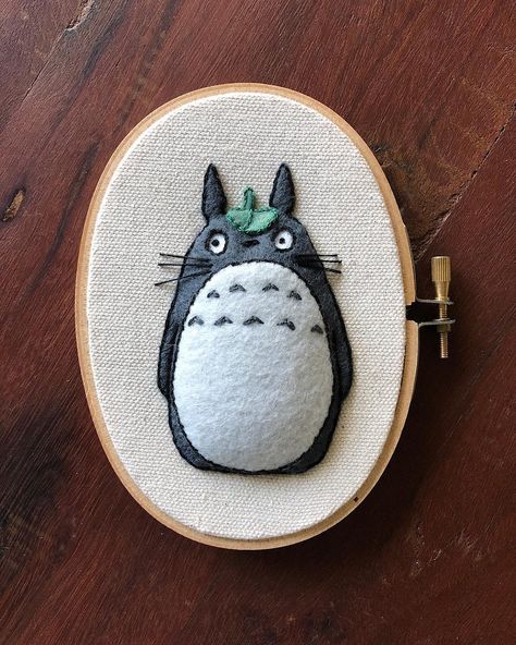 Totoro Embroidery, Studio Ghibli Crafts, Reverse Applique, Were All Mad Here, My Neighbor Totoro, Studio Ghibli, Felt Crafts, Needlepoint, Coin Purse