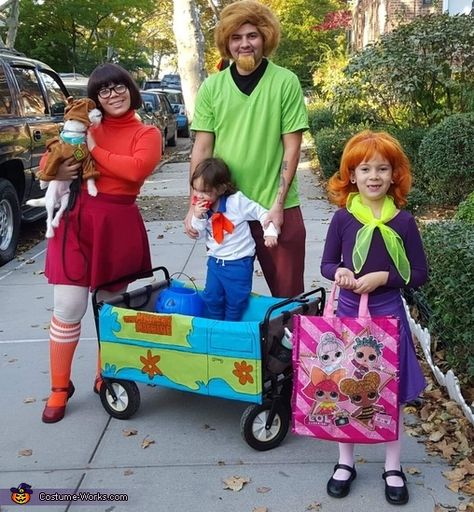 Joneva: The mystery gang. Scobby Dobby Doo Costume Family, Baby Scooby Doo Costume, Scooby Doo Family Costumes, Family Halloween Costumes For 4, Family Of 4 Halloween Costumes, Easy Family Halloween Costumes, 4 Halloween Costumes, Taco Halloween Costume, Gang Costumes