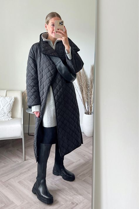 Dog Walking Outfit Fall, Quilted Coat Outfit, Dog Walking Outfit, Walking Outfit, Autumn Dog, Autumn Boots, Walking Outfits, Personal Style Inspiration, Coat Outfit