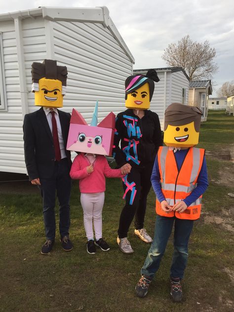 Lego Family Halloween Costume, Family Lego Costumes, Diy Lego Costume Kids, Roblox Costume, Lego Family Costume, Lego Halloween Costume, Lego Fancy Dress, Lego Movie Costume, Lego Man Costumes