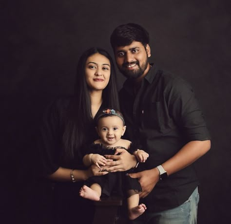 Family Wearing Same Clothes, Baby Photo Shoot With Parents, 1st Birthday Poses With Parents, Family Potrait Photoshoot Indoor, Baby Parents Photoshoot, Baby Shoot With Parents, Baby With Parents Photography, Newborn Family Pictures, Baby Photography Poses