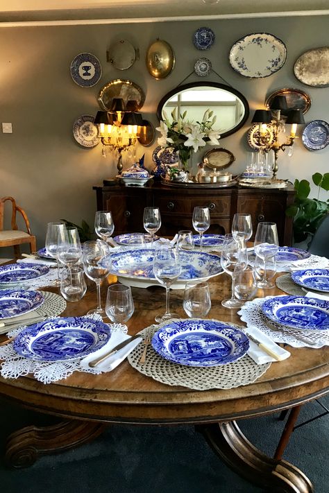 Blue China Dining Room, Spode Plates, Pottery Table Setting, Blue Dinning Room, Blue Willow Decor, Blue Table Settings, Blue And White Dinnerware, Crockery Design, Pretty Table Settings