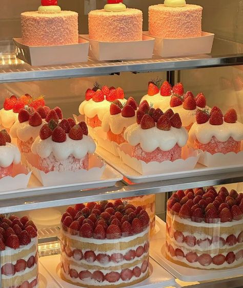 Cute Baking, Pretty Dessert, Food Babe, Types Of Cakes, Strawberry Cakes, Think Food, Bakery Cafe, Cute Desserts, Strawberry Cake