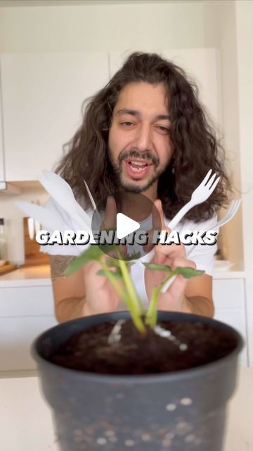 Armen Adamjan on Instagram: "Gardening hacks you gotta know this spring! 🌱😲 . . . . #gardening #lifehacks #hacks #tipsandtricks #planttips" Gardening Hacks, Garden Hacks, Garden Hacks Diy, Flora Garden, Garden Remedies, Indoor Vegetable Gardening, Garden Insects, Plant Hacks, Garden Irrigation