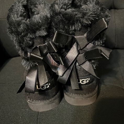 Classic Black Kids Uggs Black Uggs Boots Outfit, Cute Uggs, Pink Uggs, Pretty Shoes Sneakers, All Nike Shoes, Black Uggs, Shoes Classic, Ugg Black, 2000s Fashion Outfits