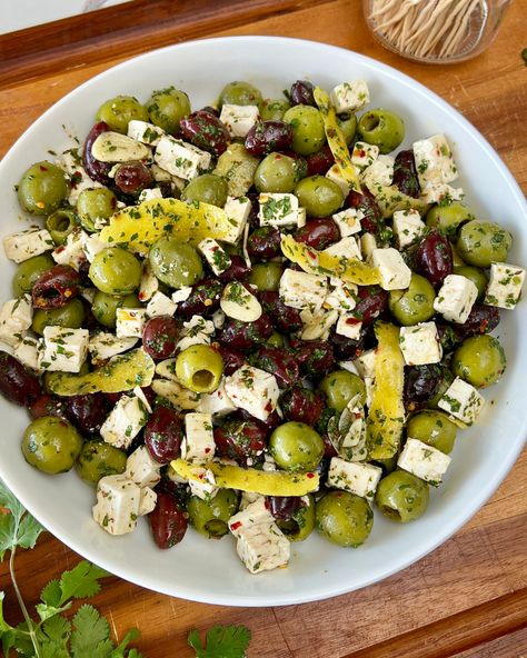 Marinated Greek Olives and Feta - Spoonful of Si Chicken Souvlaki Wrap, Souvlaki Wrap, Olive Appetizer, Greek Chicken Souvlaki, Greek Appetizers, Fried Goat Cheese, Creamy Feta, Chicken Souvlaki, Marinated Olives