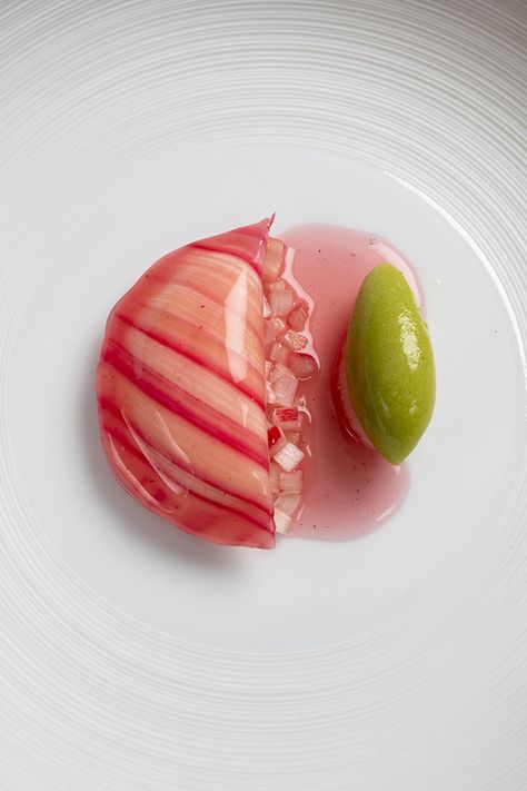 Rhubarb Plated Dessert, Plated Dessert Recipes, Rhubarb Desserts Fine Dining, Pre Dessert Fine Dining, Beautiful Desserts Presentation, Dessert Fine Dining, Michelin Dessert, Fancy Plating, Rhubarb Dessert