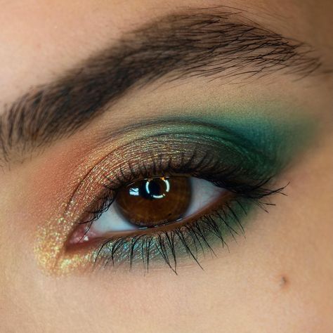 Zendo Palette Looks, Army Green Makeup Looks, Green And Orange Makeup, Earth Tone Eye Makeup, Natasha Denona I Need A Warm Palette, Emerald Green Eyeshadow, Green And Silver Eyeshadow, Natasha Denona Zendo Palette, Dark Teal Eyeshadow Looks