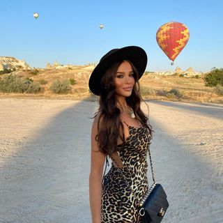 Hot Air Balloon Outfit, White Summer Outfits, Outfit Primavera, Fashion Photography Poses, Foto Poses, Outfits Verano, Daily Dress, Girl With Hat, Hot Air Balloon