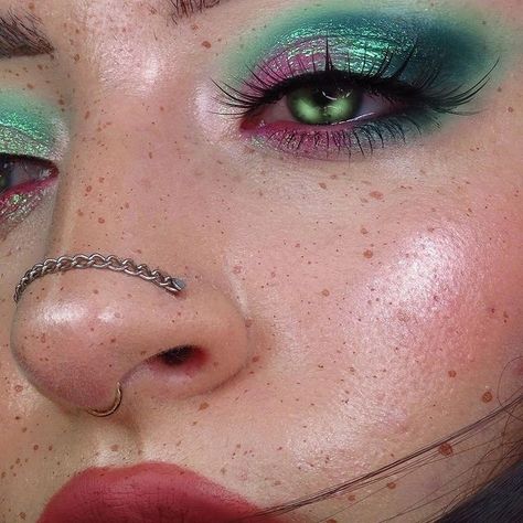 Wicked Inspired Eye Makeup, Wicked Eye Makeup, Wicked Inspired Makeup, Wicked Makeup Looks, Pretty Cosmetics, Wicked Makeup, Makeup Things, Makeup Drawing, Edc Outfits