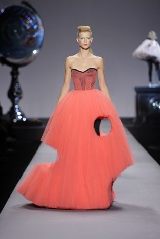 Art & Fashion. Between Skin and Clothing « Fashionartisan's Blog Haute Couture Style, Victor And Rolf, Sculptural Fashion, Mode Costume, Couture Mode, Weird Fashion, Viktor & Rolf, Coral Dress, Avant Garde Fashion