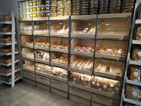 Bakery Shelf Design, Display Shelves For Bakery, Bakery Showcase, Bakery Glass Display, Baking Pans Storage, Bakery Bread Display Shelves, Artisan Bread Display Farmers' Market, Bakery Shop Interior, Baking Storage