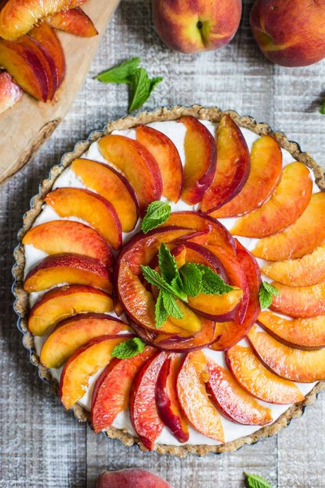 This No Bake Peach Pie is Vegan, Gluten Free, and super easy to make!! It's dairy free and the whole family will love it! Healthy Peach Pie, Gluten Free Dairy Free Peach Recipes, Gluten Free Peach Pie Recipes, Vegan Peach Tart, Vegan Lemon Meringue Pie, Peach Pie Vegan, Plant Based Dessert Recipes, Vegan Zucchini Bread, Vegan Peach