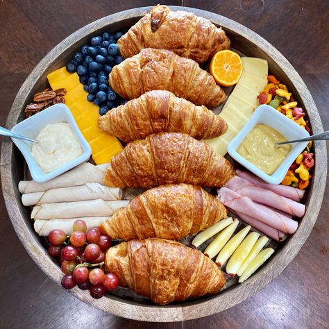 Charcuterie Board With Croissants, Croissant Sandwich Charcuterie Board, Croissant Board Ideas, Croissant Platter Ideas, Crossiant Sandwich Platter, Lunch Spread For Guests, Croissant Charcuterie Board, Croissant Board, Lunch Charcuterie Board Ideas