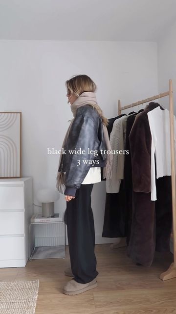 Black Wide Pleated Pants Outfit, Wide Leg Trousers Outfit Autumn, Wide Leg Joggers Outfit Casual, Wide Leg Black Sweatpants Outfit, Baggy Black Trousers Outfit, Black Wide Leg Joggers Outfit, Wide Leg Joggers Outfit Winter, Wide Leg Tailored Pants Outfit, Black Joggers Outfit Street Style