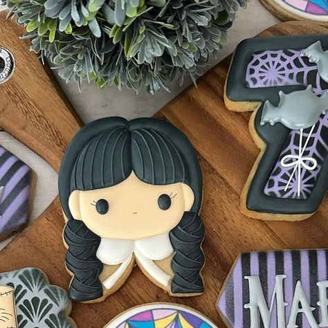 Andre Cookies on Instagram: "Wednesday birthday! I’m such a fan of the show! #cookies #cookieoftheday #wednesdayaddams #wednesdaycookies #birthdaycookies #spookyseason #ediblefavors #cookieart #galletasdecoradas #merlina #galletasmerlina #galletas" Wednesday Adams Cookies, Wednesday Cookies Decorated, Wednesday Addams Cookies, Wednesday Cookies, Wednesday Ideas, Wednesday Theme, Wednesday Birthday, Galletas Halloween, Cookie Glaze