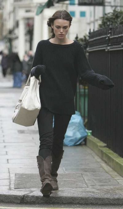 British Woman Aesthetic, Kierra Knightly, Rainy Days In New York, Keira Knightley Style, English Outfit, 2000 Outfits, English Women, Kiera Knightly, Frazzled English Woman