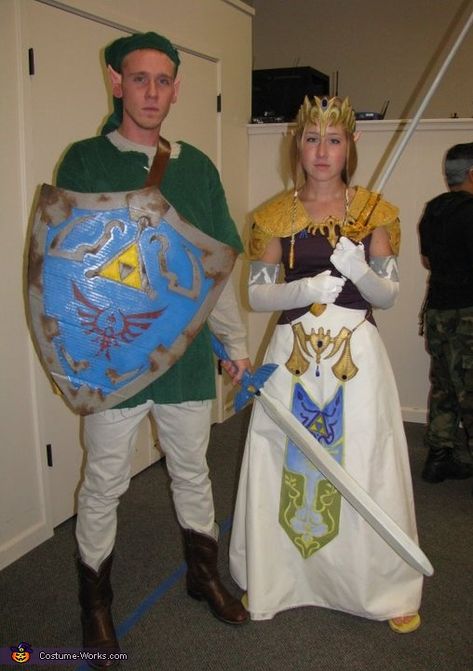 Tessara: My brother and I are dressed as Link and Zelda. My brother grew up playing The Legend of Zelda, and thought it would be a fun, and challenging project to... Link And Zelda Costumes, Zelda Halloween Costumes, Zelda Halloween, Zelda Costumes, Easy Girl Halloween Costumes, Princess Zelda Costume, Zelda Costume, Link And Zelda, Best Diy Halloween Costumes