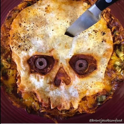 Top with tortilla cut like a skull (black olive eyes) Olive Eyes, Creepy Halloween Food, Prek Crafts, Mexican Lasagna, Taco Pie, Spooky Food, Taco Dip, Halloween Food For Party, Creepy Halloween