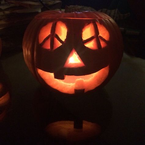 Peace sign pumpkin Hippy Carved Pumpkins, Pumpkin Carving Ideas Hippy, Hippie Pumpkin Painting, Peace Sign Pumpkin Carving, Boho Pumpkin Carving, Hippie Pumpkin Carving, Witchy Pumpkin Carving, Peace Sign Pumpkin, Hippie Pumpkin