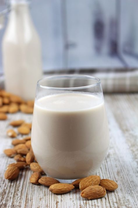 Almond Milk Recipe, Make Almond Milk, Almond Milk Recipes, Homemade Graham Crackers, Homemade Almond Milk, Summer Baking, Almond Nut, Raw Almonds, Milk Alternatives