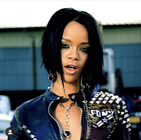 Rihanna Shut Up And Drive, Rihanna Short Hair Bob, 2000s Music Aesthetic, 2000s Music Video Aesthetic, Rihanna 2007, Rihanna Stay Video, 00s Hair, Rihanna S&m Video, Rihanna Music