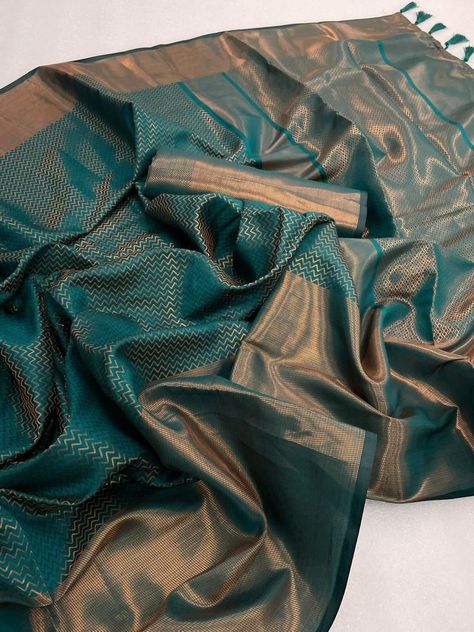 Saree For Engagement, South Indian Wedding Saree, Blue Silk Saree, Saree Wearing Styles, Saree And Blouse, Simple Saree Designs, Indian Sari Dress, New Saree Designs, Pattu Saree Blouse Designs