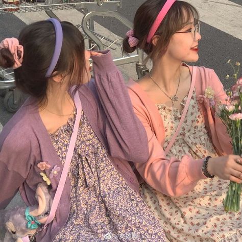 Purple And Pink Besties, Pink And Purple Best Friends, Bestie Date, Couple Swag, Bff Pfp Matching, Minimalist Cafe, Japanese Core, Bff Pfp, Bff Pfp Matching Aesthetic