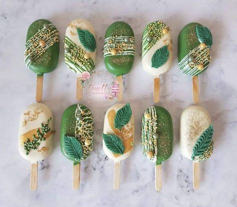 Green Cakesicles Ideas, Green And Gold Cakesicles, Emerald Green Cake Pops, Green Cakesicles, Safari Cakesicles, Gold Cakesicles, Halal Desserts, Fancy Cake Pops, Cakesicles Ideas