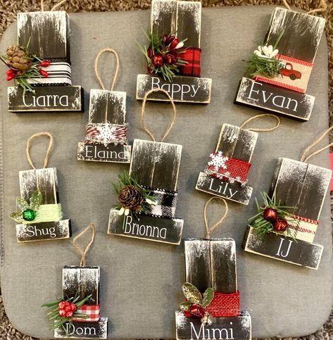 Small Christmas Tree Ornaments Diy, Best Christmas Garland, Christmas Garland Decorating Ideas, Jenga Ideas, Crafts 2023, Dollar Store Christmas Crafts, Christmas Craft Fair, Diy Christmas Tree Ornaments, Dollar Store Christmas