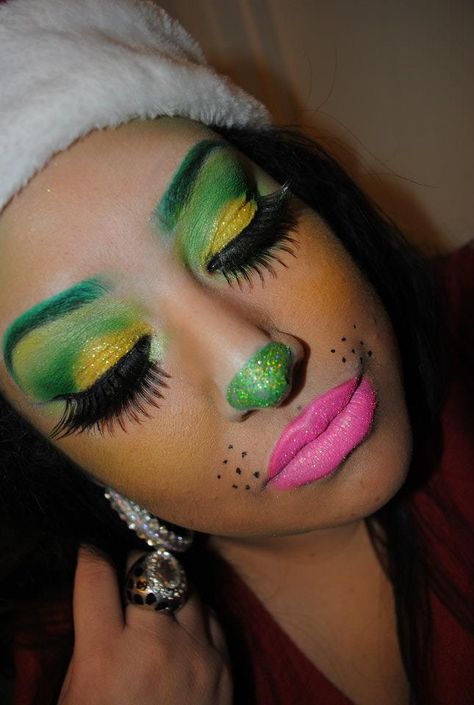 mrs grinch! tutorial  http://youtu.be/rWfumVZBCbI . . Awww Im so doing this I LOOOVE THE GRINCH.. Grinch Day At School Outfit Girl, Grinch Make Up Easy, Grinch Makeup Eyeshadow, Grinch Makeup Kids, Grinch Makeup Easy, Grinch Halloween Makeup, Whoville Makeup Ideas, Simple Grinch Makeup, Grinch Eye Makeup