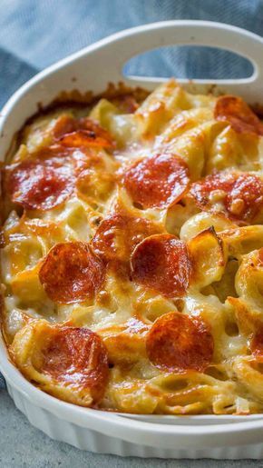 Pepperoni Pizza Casserole Recipe, Pepperoni Pizza Casserole, White Pizza Sauce, Pizza Bianca, Sauce Pasta, White Pizza, Pizza Casserole, Cheesy Recipes, Snacks Für Party