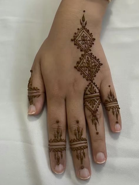 Mendi Design, Henna Styles, Henna Inspiration, Cute Henna, Eid Henna, Henna Ideas, Henna Tattoo Designs Hand, Simple Henna Tattoo, Henna Style