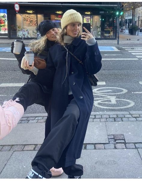 Denmark Winter Fashion, Oslo Street Style, Copenhagen Street Style Winter, Shop Door, Copenhagen Street Style, Scandinavian Fashion, Winter Chic, Street Style Winter, Fall Fits