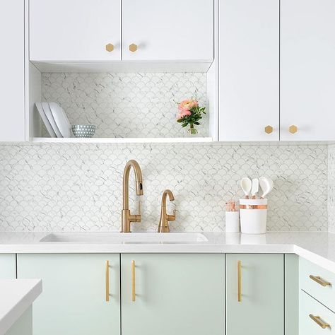 I’m totally crushing on this fresh take on adding colour to kitchen cabinetry. The mint green and white, with gold hardware is just… Kitchen Backsplash Trends, Pastel Kitchen, Victorian Interior, Farmhouse Kitchen Design, Pastel Pattern, Tiles Wall, Farmhouse Sink Kitchen, Kitchen Farmhouse, Inspiration Instagram