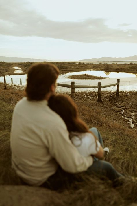 Romantic couples engagement photos. Couples photoshoots are the best time to try out some candid poses! Golden hour is the perfect time for any fall, summer, spring, or winter photo session!
Photo cred: tamweddingco, katiesuephotography, hopesandcheers, shannonferrellphotography Engagement Photos Poses Fall, Candid Engagement Photos Natural, Cute Fall Pictures For Couples, Golden Hour Couples Shoot, Golden Hour Engagement Pictures, Cute Fall Pictures, Candid Couple Photos, Couples Photography Poses, Candid Poses