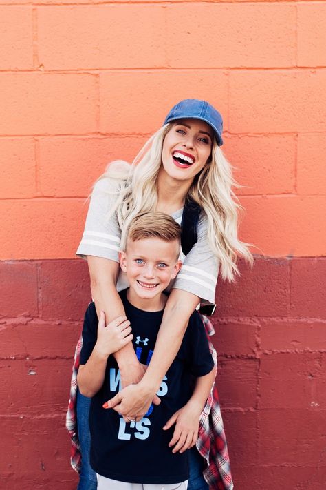 Casual Mom And Son Photos, Mother Son Picture Outfit Ideas, Mom Son Poses, Mom And Son Poses Photo Ideas, Son And Mom Pictures, Mother Son Pics, Mom And Teenage Son Photo Ideas, Mom And Son Picture Ideas, Mother Son Picture Ideas