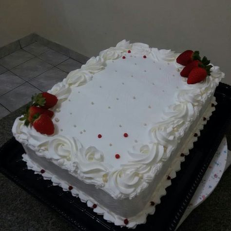 Square Cake With Strawberries, Simple Cake Designs Rectangle, Strawberry Cake Decorations, Square Cake Design, Strawberry Birthday Cake, Sheet Cake Designs, Rectangle Cake, Anime Cake, Chocolate Strawberry Cake