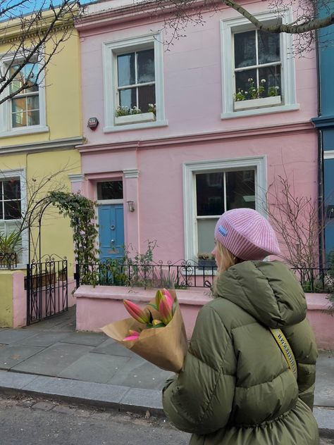 notting hill | london | pink house | coloured houses | pink beanie | flowers | bouquet photo | Ganni | insta inspo | candid | photo ideas | Notting Hill Photoshoot, Notting Hill Photo Ideas, New York Life Aesthetic, Candid Photo Ideas, Double Decker Bus London, London Life Aesthetic, London Pics, Romanticise Life, Coloured Houses