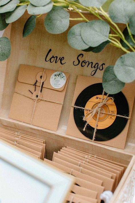 Wedding favors Music Themed Wedding Favors, Music Wedding Decor, Music Wedding Favors, Music Wedding Theme, Vinyl Record Wedding, Music Lovers Wedding, Musical Wedding, Life Soundtrack, Souvenir Wedding