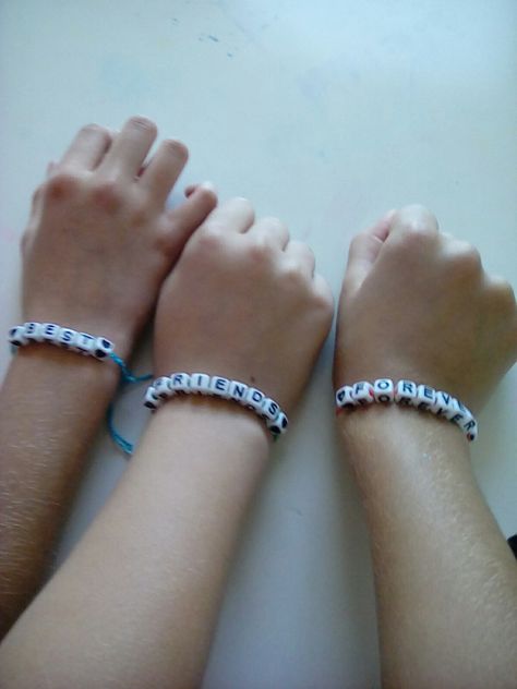 Best friend trio bracelets to give to your besties Trio Bracelets Beads, Friendship Bracelets For Three, Trio Matching Bracelets, Trio Bracelet Ideas, Trio Friendship Bracelets, Best Friend Trio, Trio Things, Matching Bracelets For Best Friends, Friends Trend