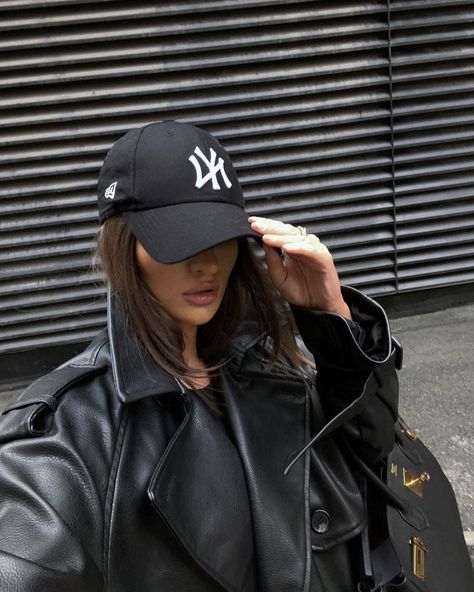 Ny Cap, Clueless Fashion, Yankees Cap, Ny Outfits, Looks Country, Mum Fashion, Girl Boss Style, Leather Jacket Outfits, Estilo Chic