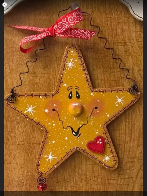 Painted Stars On Wood, Painted Wooden Stars Christmas, Wooden Star Ornaments Diy, Painted Star Ornaments, Wood Star Ornaments, Painted Wood Ornaments, Country Wood Crafts, Painted Stars, Gingerbread Crafts