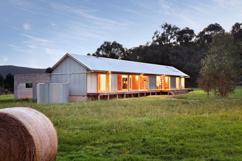 Industrial Exterior, Farmhouse Exterior Design, Shed Home, Modern Barn House, Australian Architecture, Modern Farmhouse Exterior, Shed Homes, Barn Style House, Modern Barn