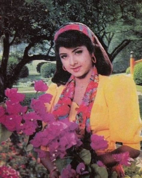 60s Bollywood Fashion, Divya Bharti, Retro Fashion Outfits, Star Actress, 60s And 70s Fashion, Vintage Photoshoot, Bollywood Outfits, Bollywood Celebrities, Bollywood Fashion