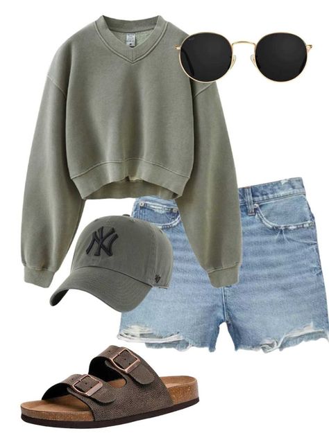 Levi’s Outfit Woman, Mid Length Shorts Outfits, Levi Outfits Women, Levi Shorts Outfit Summer, Shorts And Sweatshirt Outfit, Levi Shorts Outfit, Levi Outfits, Sweatshirt And Shorts Outfit, Sweatshirt And Shirt Outfit