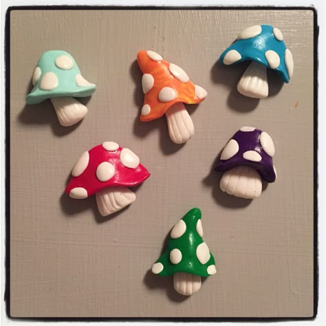 Polymer clay mushroom magnets! -By Tiny Things By Bowen Mushroom Magnet Diy, Polymer Clay Toadstools, Small Diy Clay Ideas, Beginners Clay Projects, Tiny Clay Mushrooms, Clay Mushroom Magnet, Tiny Clay Creations Diy, Scrap Clay Ideas, Clay Tiny Things